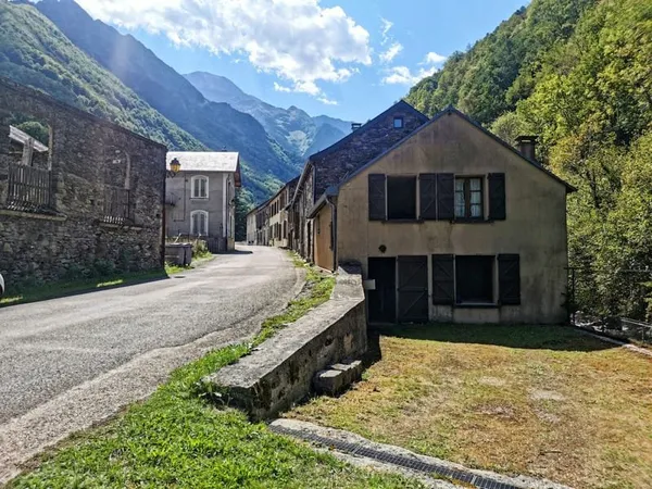 Maison de montage dans un petit village