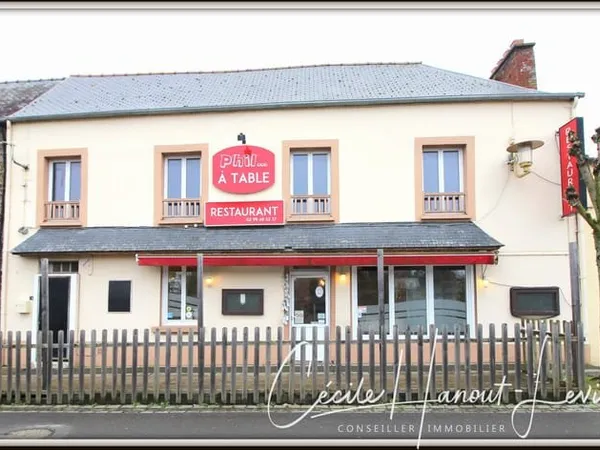 Centre-ville de Pleine-Fougères - Immeuble en pierre à resta