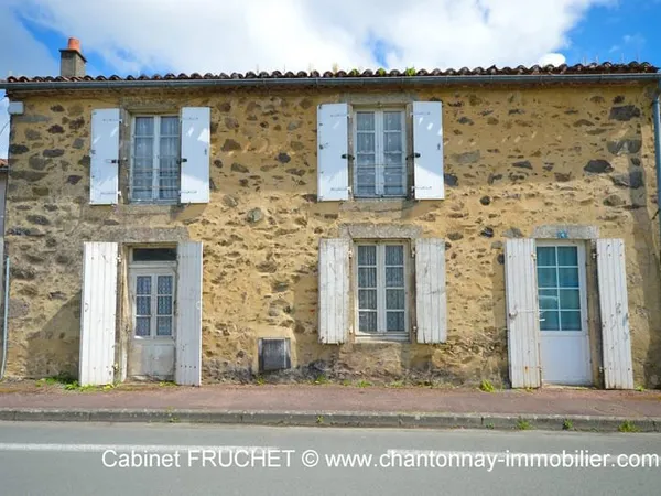 POUZAUGES : Maison à rénover + dépendances