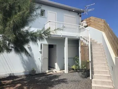 SAINT-PIERRE - TERRE-SAINTE - Immeuble récent de 2 appartements T2 - Proche océan