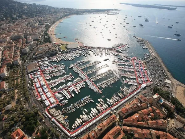 CANNES PROCHE CENTRE & PALAIS IMMEUBLE DE 310 M2 / 8,9 % REN