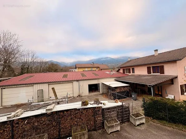 Propriété Multifonctionnelle avec Local Commercial, ENTREPOT, Garages et Partie Habitable Proche Div