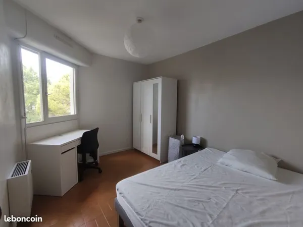 Chambre à louer cet été dans grand appartement avec terrasse