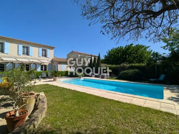 Tarascon 149 m² 3 chambres jardin Piscine