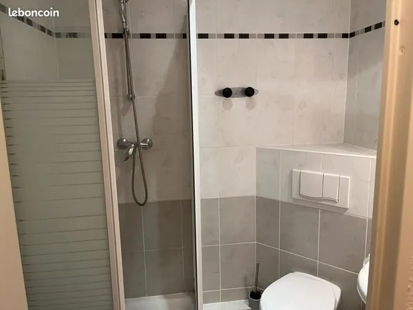 Très beau studio meublé tout équipé au 1er étage