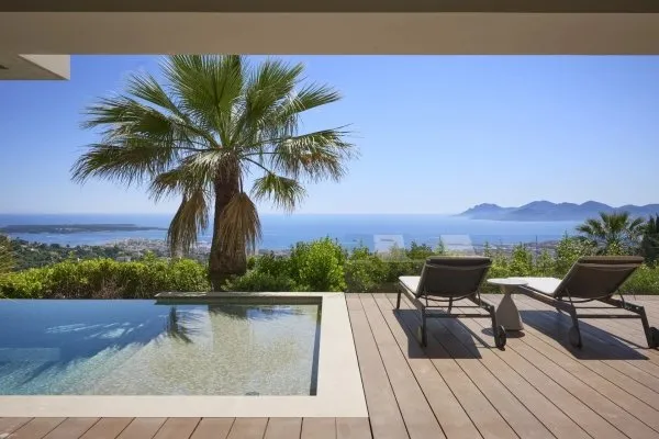 CANNES - Propriété entièrement rénovée avec vue mer féerique
