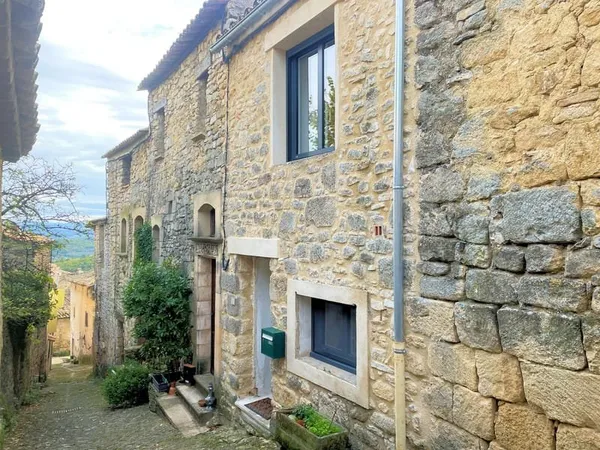 Dept 84 - Castellet-en-Luberon - Maison de village en pierre