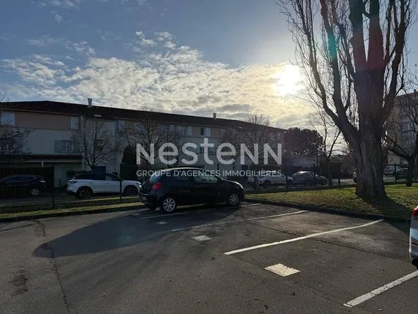 Stationnement Location Bron   7500€