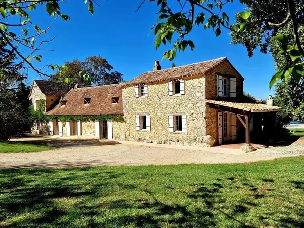 Ferme traditionnelle avec piscine et terrasses