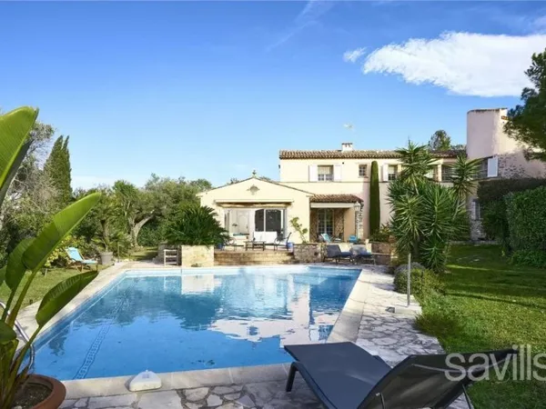 Superbe villa moderne dans un domaine privé