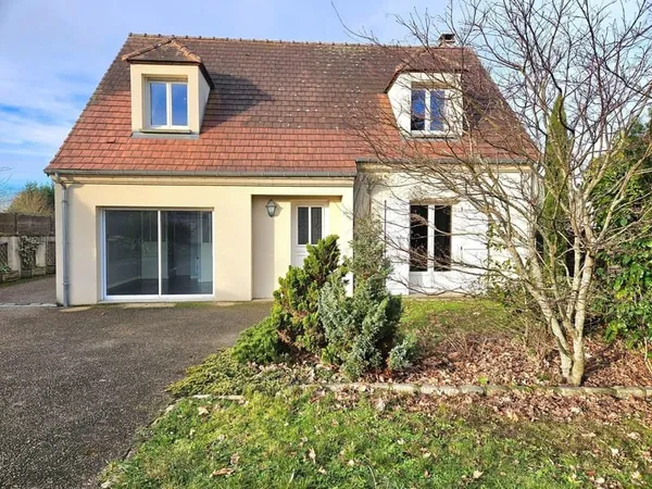 Une maison entretenue avec une vie de plain-pied, 4 chambres, grand garage et jardin.