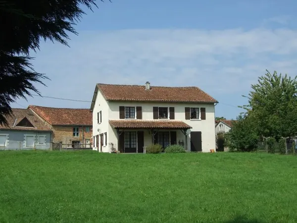 Grande maison de village avec jardin et garage