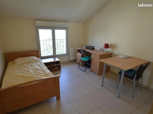 Studio avec kitchenette séparée tout meublé Métro République