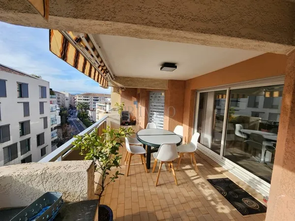 ST RAPHAEL - T3 79m2 Centre ville - Parking privé et cave