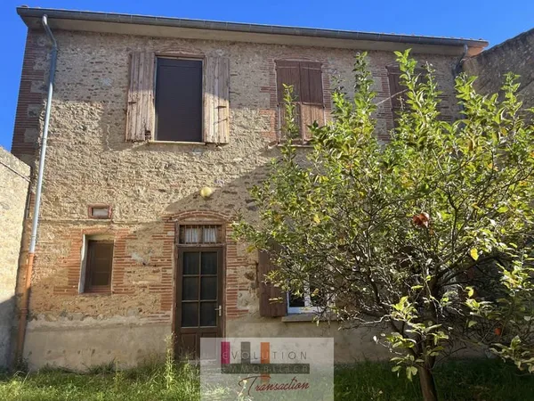 MAISON DE VILLAGE DE 157m2 AVEC UNE GRANGE DE 200m2 ET JARDIN INTERIEUR DE 90m2