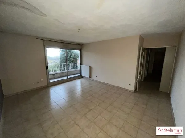 Appartement T3 de 71 m² à rénover - Résidence avec ascense