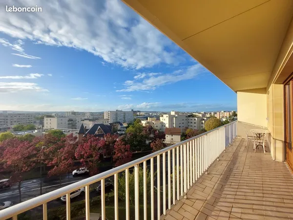 T2 meublé 57m² - Bd Pommery, 5ème étage, grand balcon vue dégagée, résidence avec gardien
