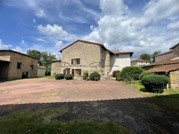 ENSEMBLE IMMOBILIER AVEC MAISON DEPENDANCES ET TERRAIN