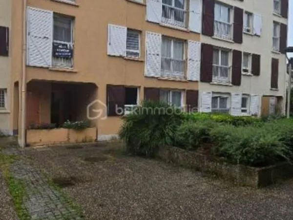 SEVRAN VILLAGE IMMEUBLE 2 ETAGES 3 CHAMBRES PARKING