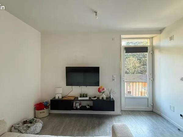 VOIRON, secteur Paviot, T3 traversant de 40,53 m² entièrement rénové en 2018