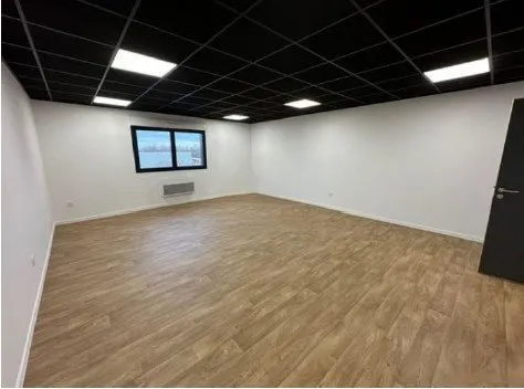 Bureau et espace de travail Location Ombrée d'Anjou  98m² 900€
