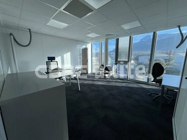 Bureau 273 m²