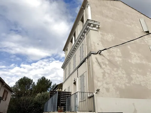 TOULON CLARET - IMMEUBLE ENTIEREMENT RENOVE - 5 APPARTEMENTS
