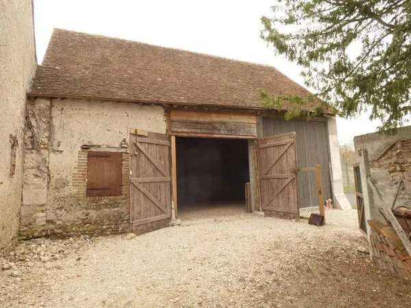 Bâtiment ancien à réhabiliter, à proximité immédiate de to
