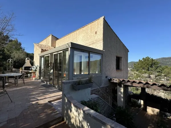 Villa 7 pièces de 183m2 avec une très belle vue dominante.