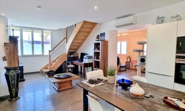 EXCLUSIVITE : MAISON DE VILLE RENOVEE SUR JARDINET AVEC GARAGE