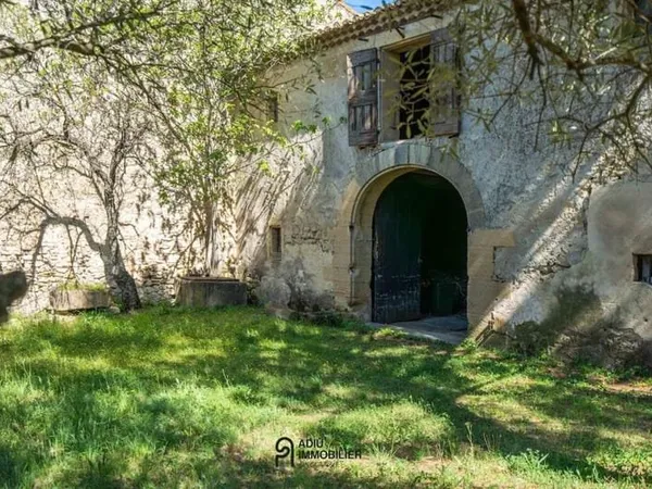Ensemble de deux granges en pierre à rénover d'environ 180 m² au sol sur une parcelle d'environ 615