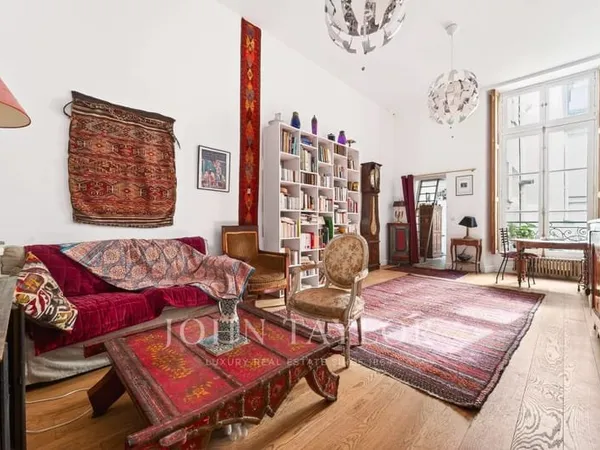 Paris VI - Odéon - Charmant appartement dans immeuble du XVIIIème