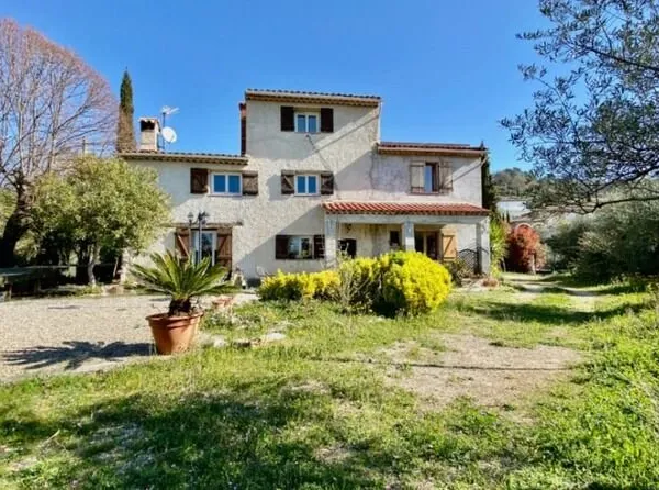 Maison à vendre dominante environ 190 m² 5 chambres MONTAUROUX (83) avec appartement attenant 2 loge