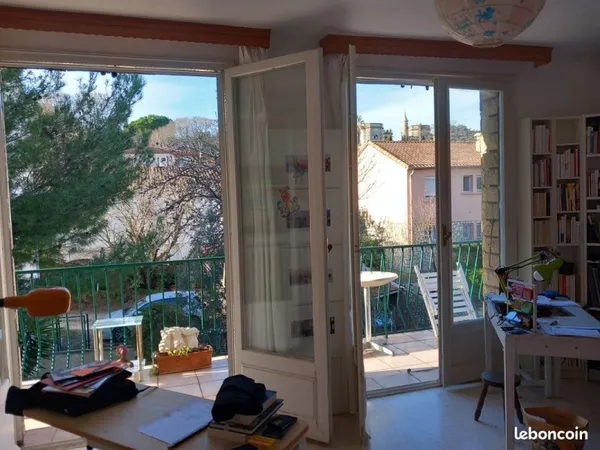 Belles chambres dans une grande maison