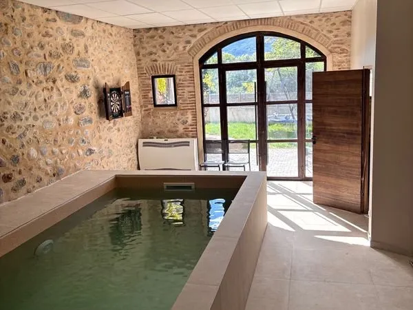 MAISON DE VILLAGE avec jardin et piscine intérieure