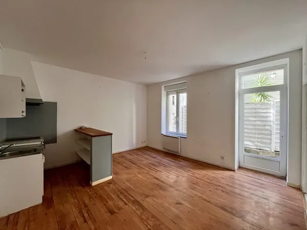Charmant T2 avec cour privative Quartier des Capucins