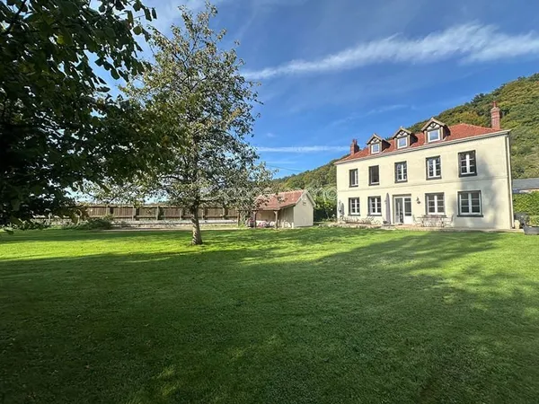 EXCLUSIVITE A MONTVILLE : maison de maître T9 à vendre au bord de l'eau avec dépendances sur terrain