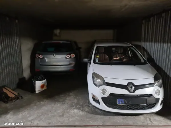 Place de parking dans box partagé, résidence sécurisée