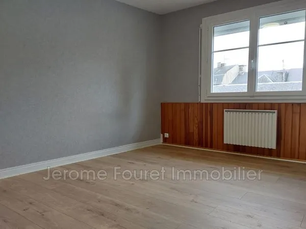 Appartement type 3 comprenant une pièce principale, ...