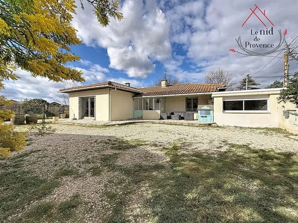 Charmante maison de plain pied à Bédarrides de 4 pièces avec piscine et garage