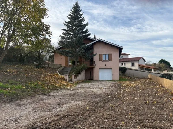 Villa de 172m2 sur un terrain de 1210m2 à Sainte-Foy-lès-Lyon