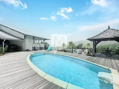 Dpt Guyane (973), à vendre REMIRE-MONTJOLY maison T4 de 177m² avec piscine et vue mer sur un terrain