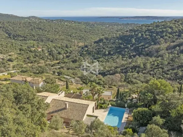 Villa vue mer - domaine fermé - Position dominante