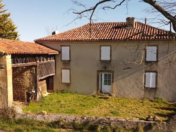 Maison gasconne rénovée avec vue panoramique sur les Pyrénées au grand calme.