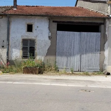 Remise pour garage ou transformable en maison de village pour habitation à rénover - gros potentiel 
