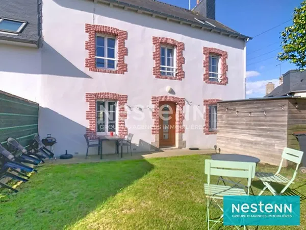 Maison de ville Quintin centre, 5 chambres, petit jardin clos !