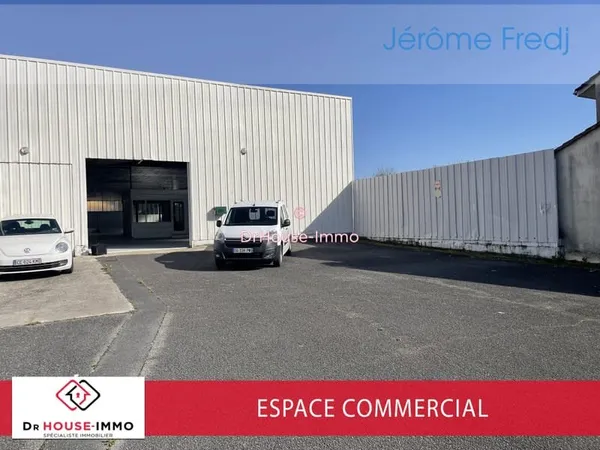 Imposant Atelier Commercial avec Grand Parking au Gond-Pontouvre