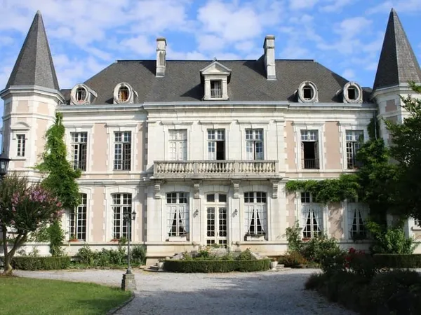 Vaste domaine avec Château et maison de maître