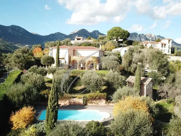 LIMITROPHE ROQUEBRUNE - PROPRIETE AVEC PROJET