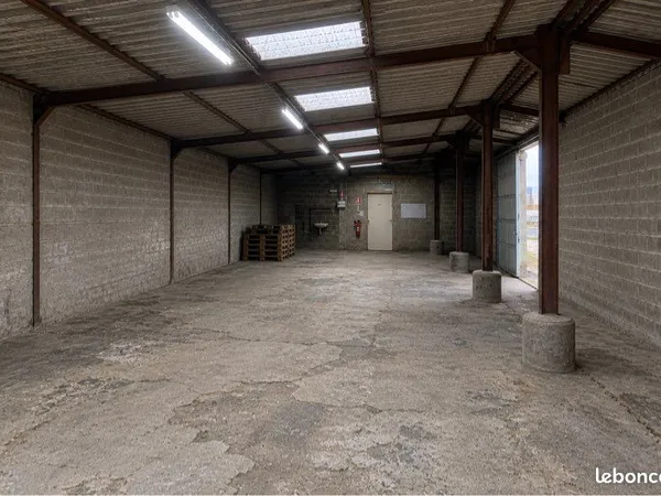 Local / atelier/ stockage 150 m² avec bureau